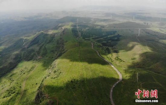 6月28日，夏日鏡頭下的河北張家口張北“草原天路”蜿蜒曲折。 中新社記者 楊艷敏 攝