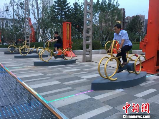 市民使用公園內(nèi)的健身設(shè)施?！「呒t超 攝