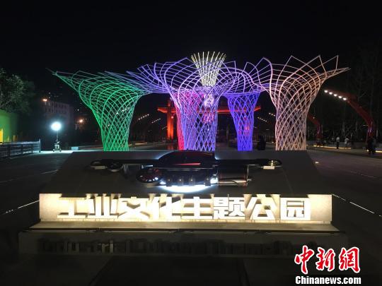 夜晚，奧運(yùn)“五色樹”的燈光?！「呒t超 攝