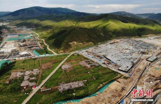 6月28日，航拍鏡頭下的河北張家口冬奧會太子城冰雪小鎮(zhèn)項(xiàng)目。太子城冰雪小鎮(zhèn)項(xiàng)目位于2022年冬奧會張家口賽區(qū)核心區(qū)，連接張家口賽區(qū)云頂和古楊樹兩個(gè)競賽場館群，建成后將承擔(dān)賽時(shí)核心區(qū)配套保障功能，提供冬奧頒獎(jiǎng)、貴賓接待、交通換乘、休閑娛樂等服務(wù)，賽后將成為一座國際化四季度假小鎮(zhèn)。 中新社記者 楊艷敏 攝
