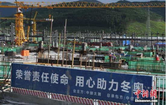 6月28日，河北張家口冬奧會太子城冰雪小鎮(zhèn)項(xiàng)目現(xiàn)場。太子城冰雪小鎮(zhèn)項(xiàng)目位于2022年冬奧會張家口賽區(qū)核心區(qū)，連接張家口賽區(qū)云頂和古楊樹兩個(gè)競賽場館群，建成后將承擔(dān)賽時(shí)核心區(qū)配套保障功能，提供冬奧頒獎(jiǎng)、貴賓接待、交通換乘、休閑娛樂等服務(wù)，賽后將成為一座國際化四季度假小鎮(zhèn)。 中新社記者 楊艷敏 攝