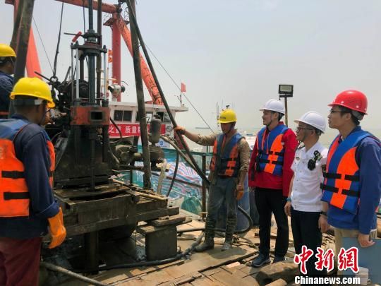 圖為勘察設(shè)計人員與常熟海事局執(zhí)法船在現(xiàn)場配合鉆探施工?！∥赫?攝