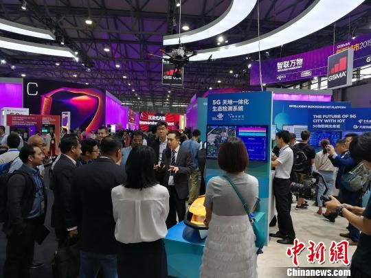 雄安新區(qū)展臺吸引不少眾多觀眾駐足關(guān)注。　任柏松 攝