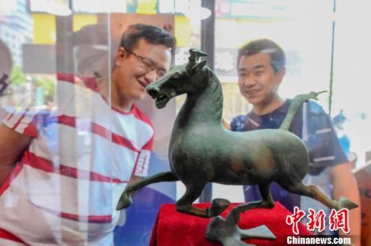 甘肅省博物館將榮登《國(guó)家寶藏》的文物銅奔馬和人頭形器口彩陶瓶搬到了絲路如意餐廳，讓顧客在餐廳內(nèi)就能近距離的和文物面對(duì)面。　鐘欣 攝