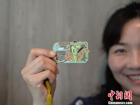 絲路主題餐廳內(nèi)推出的文創(chuàng)產(chǎn)品?！＄娦?攝