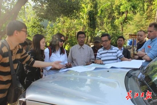 在尼泊爾，武漢市土地利用和城市空間規(guī)劃研究中心設(shè)計(jì)團(tuán)隊(duì)現(xiàn)場(chǎng)踏勘。(武漢市土地利用和城市空間規(guī)劃研究中心 供圖)