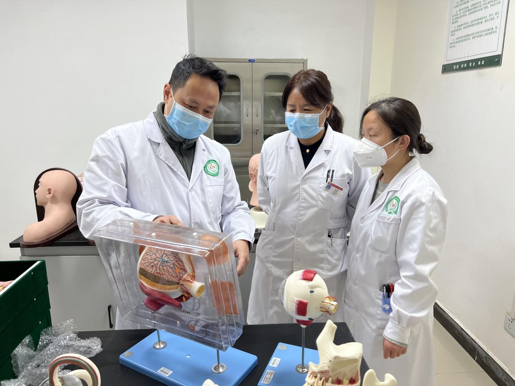 重慶援藏醫(yī)療專家開(kāi)展“師帶徒”工作。