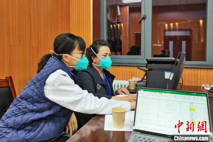 8月9日，楊蘇喬(左)在拉薩方艙醫(yī)院指揮部讀取艙內患者胸部CT?！∈茉L者供圖