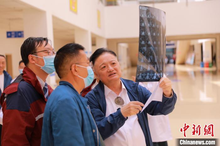 上海專家們采用“一對(duì)一”指導(dǎo)等方式，帶動(dòng)日喀則市人民醫(yī)院科室、醫(yī)生業(yè)務(wù)水平的提升?！∩虾＝淮筢t(yī)學(xué)院供圖