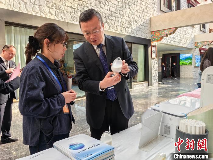 圖為簽約企業(yè)現(xiàn)場(chǎng)推介自己的產(chǎn)品?！≮w延 攝