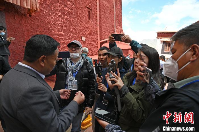 圖為中外媒體采訪布達拉宮管理處相關負責人?！≮w朗 攝