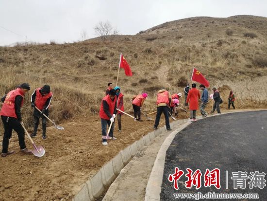 圖為尖扎干部職工生態(tài)建設(shè)和環(huán)境保護(hù)現(xiàn)場。尖宣 供圖