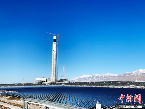 圖為地處柴達(dá)木盆地的光伏電站。　孫?！z