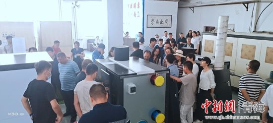 圖為行業(yè)內(nèi)人員進(jìn)行項(xiàng)目參觀。 活動(dòng)主辦方供圖