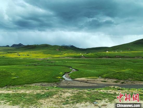 自2005年啟動(dòng)三江源生態(tài)保護(hù)和建設(shè)工程以來(lái)，果洛州共治理黑土灘315.11萬(wàn)畝，使果洛州生態(tài)環(huán)境15年來(lái)得到明顯好轉(zhuǎn)?！O睿 攝