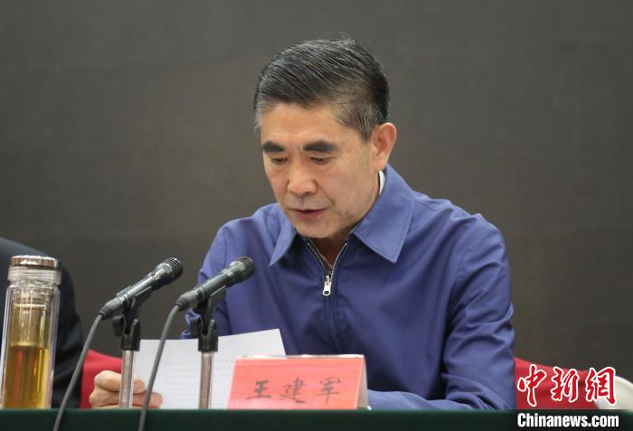 圖為青海省委書記王建軍出席會議并作講話?！?zhí)砀?攝
