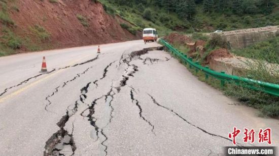 圖為發(fā)生路基下沉滑移險情的路段。果洛公路總段供圖