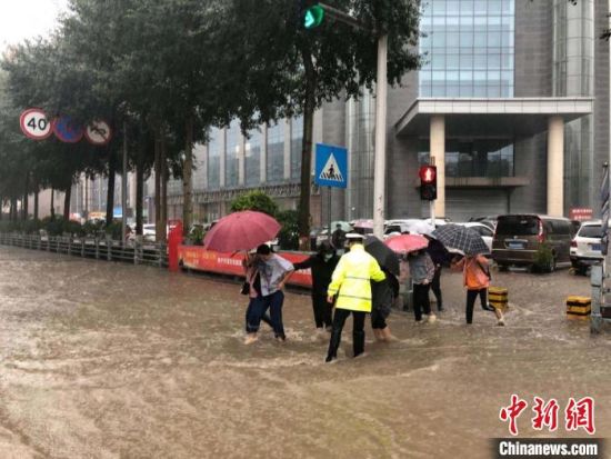  8月28日，青海省東部出現(xiàn)強降水天氣過程，其中西寧地區(qū)出現(xiàn)入汛以來雨量最大、強度最大的強降水過程。西寧交警供圖