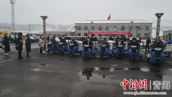 圖為環(huán)衛(wèi)設(shè)施集中發(fā)放儀式現(xiàn)場(chǎng)。甘恩超 攝