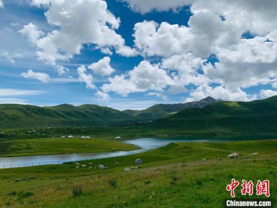 圖為果洛州境內(nèi)的年保玉則。（資料圖）　孫?！z