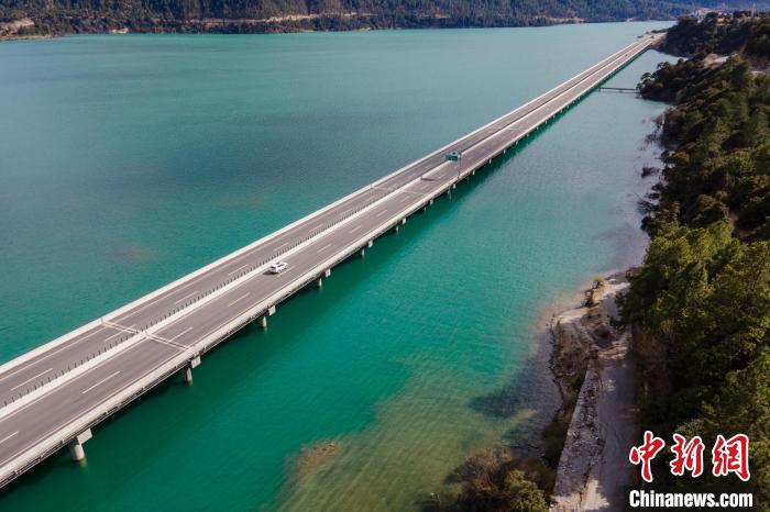 資料圖為西藏拉薩至林芝高等級公路多布湖風(fēng)光?！〗w波 攝