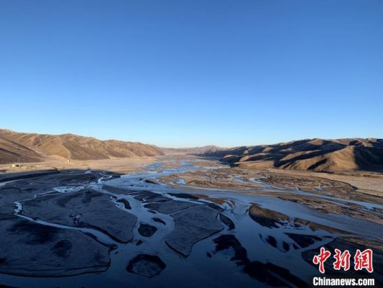 圖為三江源腹地，黃河流經(jīng)達(dá)日縣。（資料圖） 孫睿 攝 　　