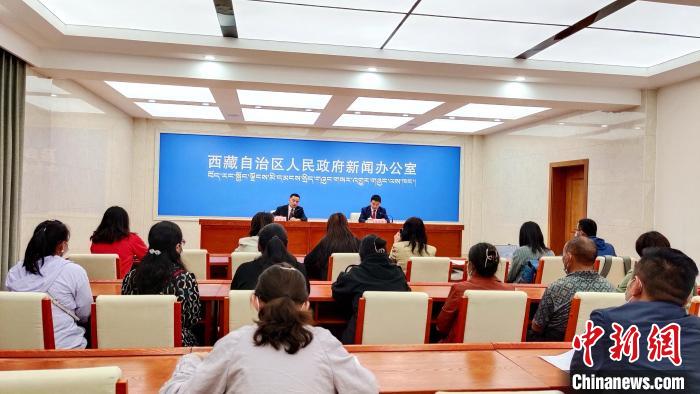 圖為西藏阿里地區(qū)在拉薩召開新聞發(fā)布會，發(fā)布西藏和平解放70年來阿里地區(qū)經(jīng)濟(jì)社會發(fā)展成就?！∝暽＠?攝