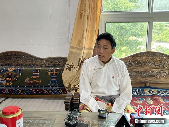 巴卡村黨支部書(shū)記、村委會(huì)主任尼瑪次仁。周璟 攝