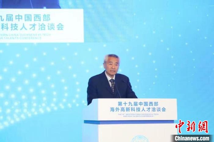 全國政協(xié)副主席、九三學(xué)社中央常務(wù)副主席邵鴻出席論壇并致辭?！∷拇ㄊ∥y(tǒng)戰(zhàn)部供圖