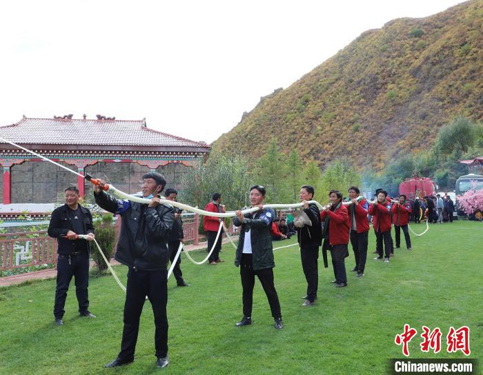 圖為護林員體驗架設(shè)水泵?！〔际猩窒乐ш?供圖