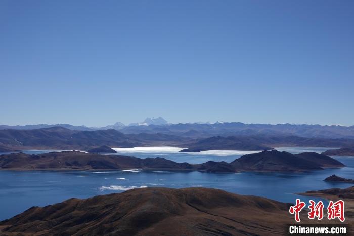 圖為從海拔約5000米的魯日拉觀景臺俯瞰羊湖?！∪轿木?攝