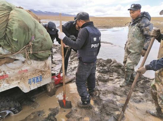巡山途中車輛陷入泥坑。