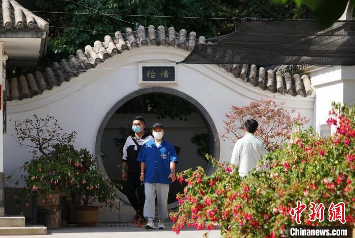 圖為市民在西寧園林植物園內(nèi)觀花賞景?！●R銘言 攝