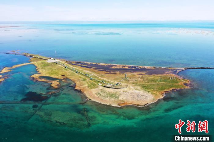 圖為無人機航拍青海湖?！≮w海梅 攝