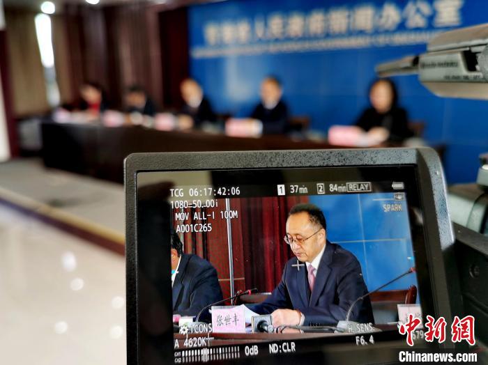 圖為青海省水利廳廳長張世豐參加新聞發(fā)布會(huì)?！?zhí)砀?攝