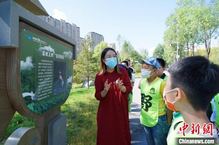 圖為小朋友在青海西寧湟水國家濕地公園內(nèi)學(xué)習(xí)濕地知識?！●R銘言 攝