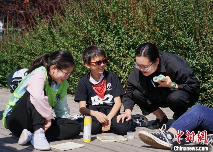 圖為小朋友在青海西寧湟水國家濕地公園內(nèi)認(rèn)識植物并進(jìn)行繪畫?！●R銘言 攝