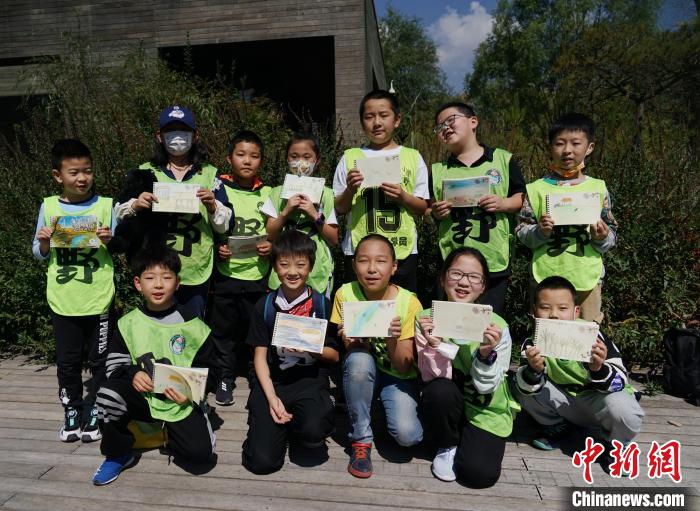 圖為小朋友展示學(xué)習(xí)成果?！●R銘言 攝