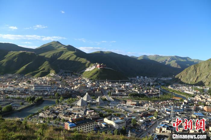 圖為航拍玉樹市。　玉樹市委宣傳部供圖
