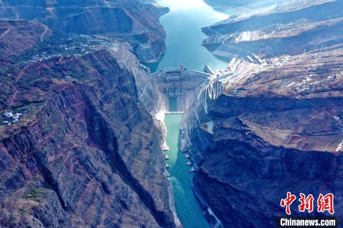 圖為白鶴灘水電站大壩全景圖?！∷娝木止﹫D