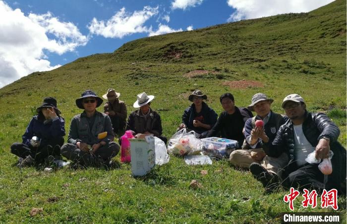 科研團隊在熱魯盆地工作合影?！≈锌圃呵嗖馗咴?供圖