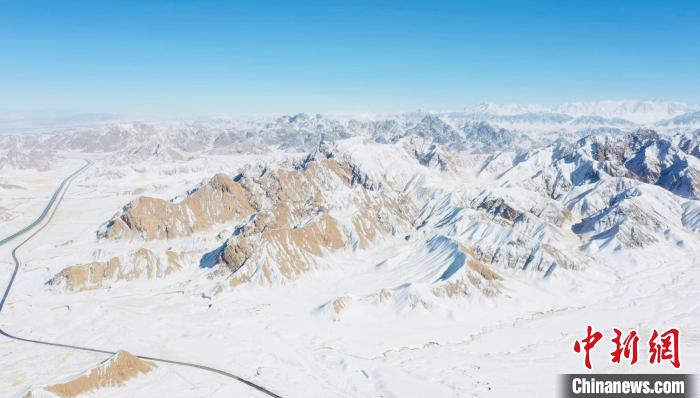 圖為無人機航拍高原雪景。　都蘭縣融媒體中心供圖