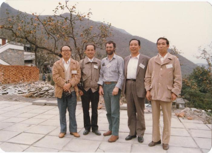 1987年早期脊椎動物國際研討會在中國舉行，劉玉海先生(右一)與中外同行專家合影?！avin Young(澳大利亞) 供圖