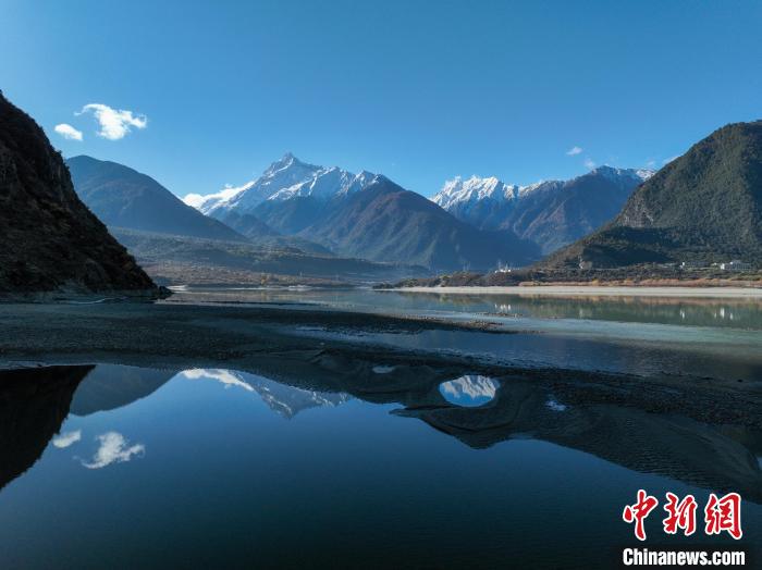 西藏林芝雅魯藏布江和遠(yuǎn)處的雪山?！《拘?攝