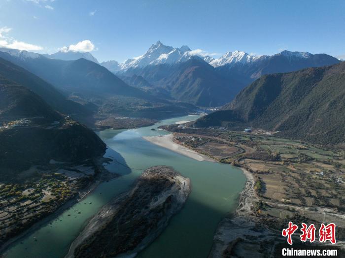 西藏林芝雅魯藏布大峽谷的雪山風(fēng)光?！《拘?攝