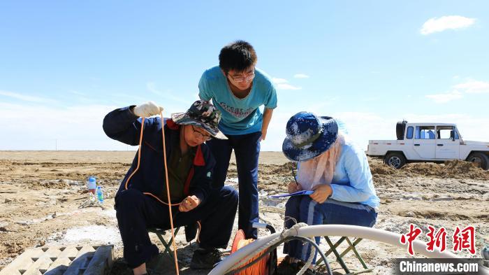 圖為專家測(cè)量鹽湖鹵水水位。(資料圖) 柴綜院 供圖