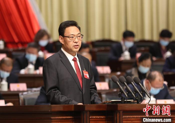 圖為青海省西寧市人民政府代市長(zhǎng)石建平作政府工作報(bào)告。　祁增蓓 攝