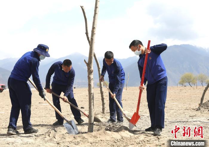 林芝市巴宜區(qū)森林消防中隊志愿服務隊正在平坑。　西繞拉翁 攝