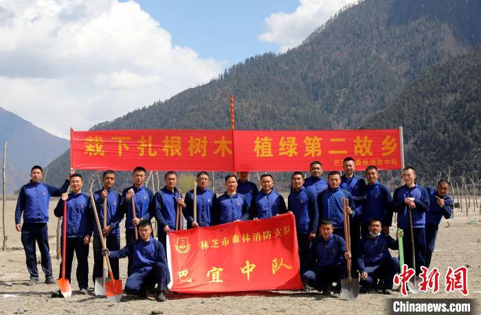 林芝市巴宜區(qū)森林消防中隊志愿服務隊合影留念。　西繞拉翁 攝