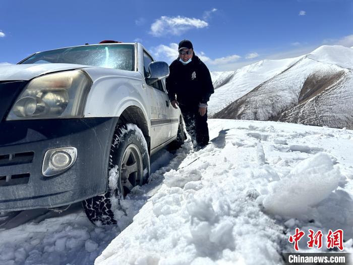 圖為生態(tài)管護(hù)人員準(zhǔn)備在雪地推車?！《“瓦_(dá)杰 攝
